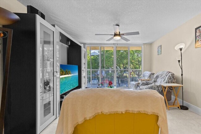 Building Photo - 609 E Sheridan St