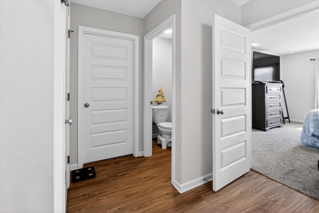 Building Photo - 727 Quintana St