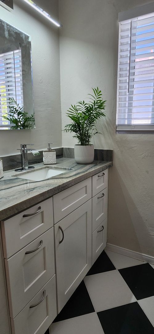 Building Photo - Kensington: Renovated Spacious Residence: Cook's kitchen, Includes parking