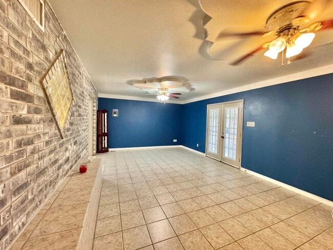 Building Photo - 210 Leon Ave