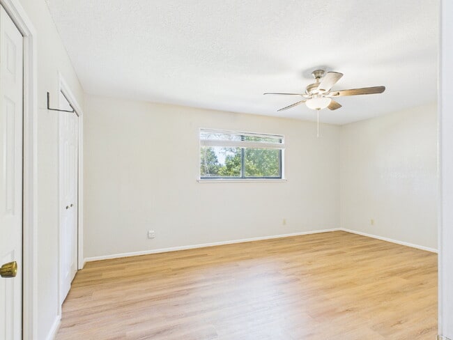 Building Photo - 2-Bed Duplex on Frederick Road !"