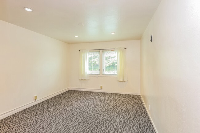 Building Photo - 80 Canyon Dr