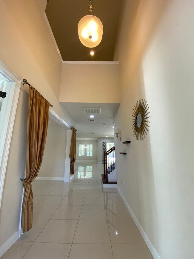 Building Photo - Exquisite 6-Bedroom Estate with Private Po...