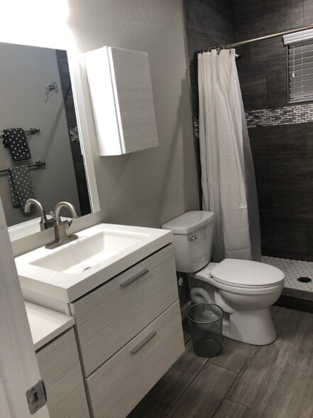 Building Photo - 2328 E 6th St