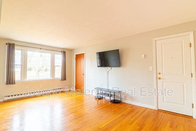 Building Photo - 405 Noank Ledyard Rd