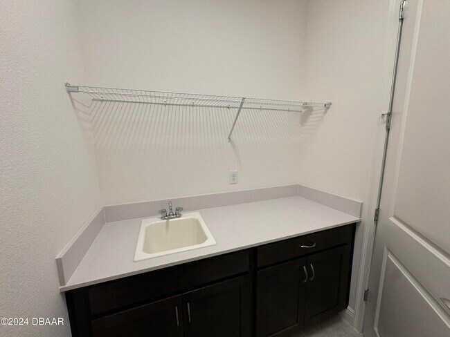 Building Photo - 2005 Divot Dr