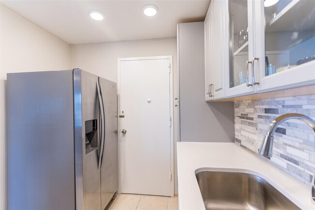 Building Photo - 401 Golden Isles Dr