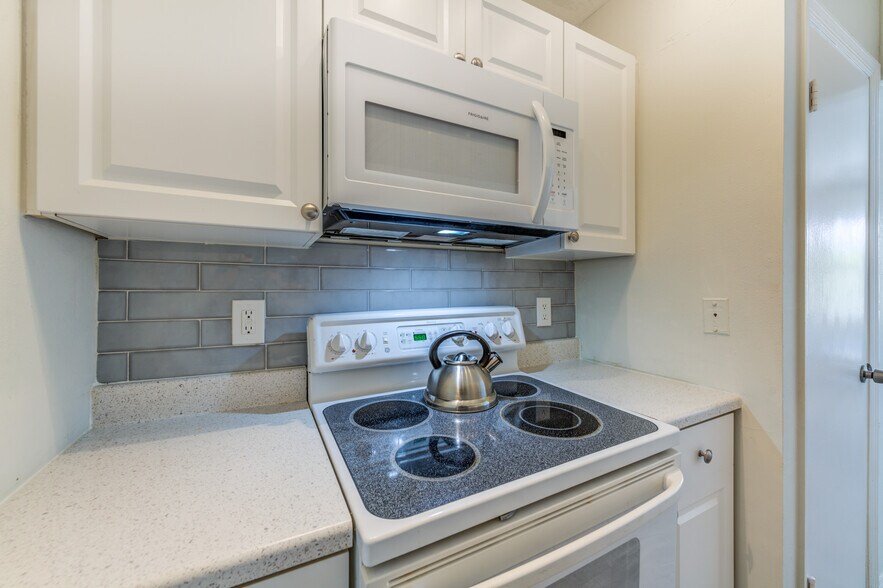 Kitchen 2 - 122 Pompano Dr SE