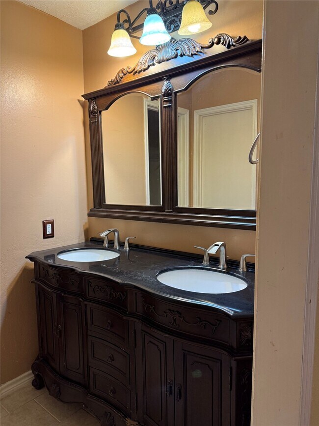 Building Photo - 2902 Arrowhead Dr