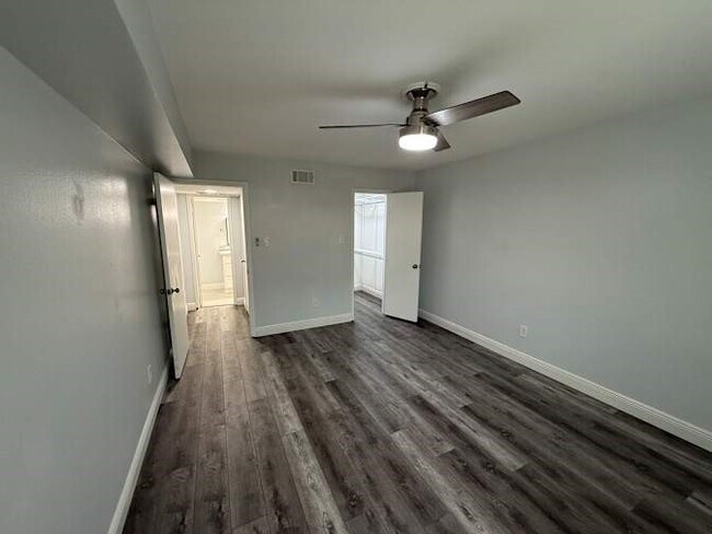 Building Photo - 355 N Post Oak Ln