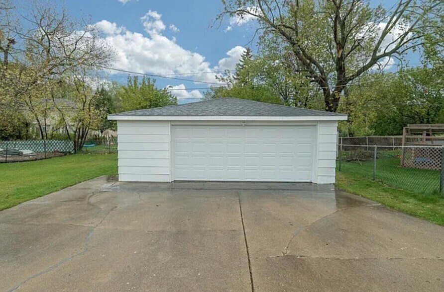 Building Photo - 14743 Long Ave