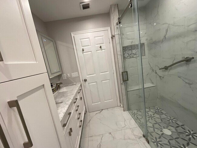 Building Photo - 5574 Royal Lake Cir
