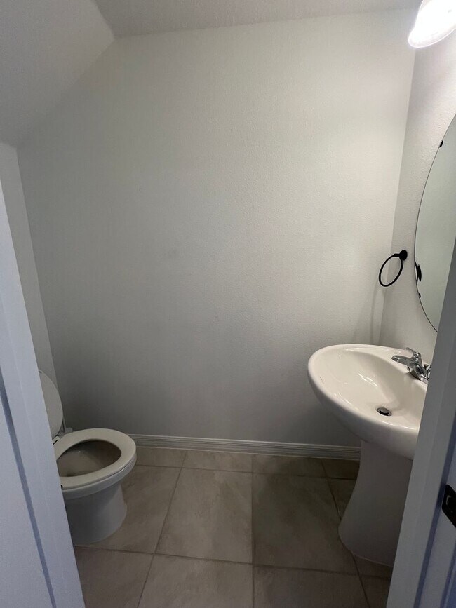 Building Photo - Modern 3-Bed Townhome w/ Garage in Desirable Davenport Community