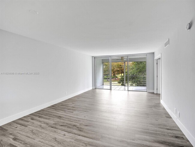 Building Photo - 605 Oaks Dr