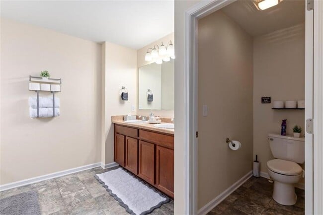 Building Photo - 2896 S Hills