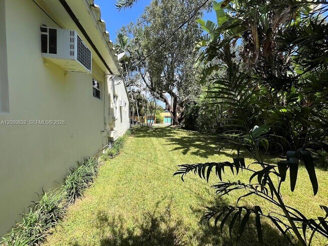 Building Photo - 508 Castania Ave