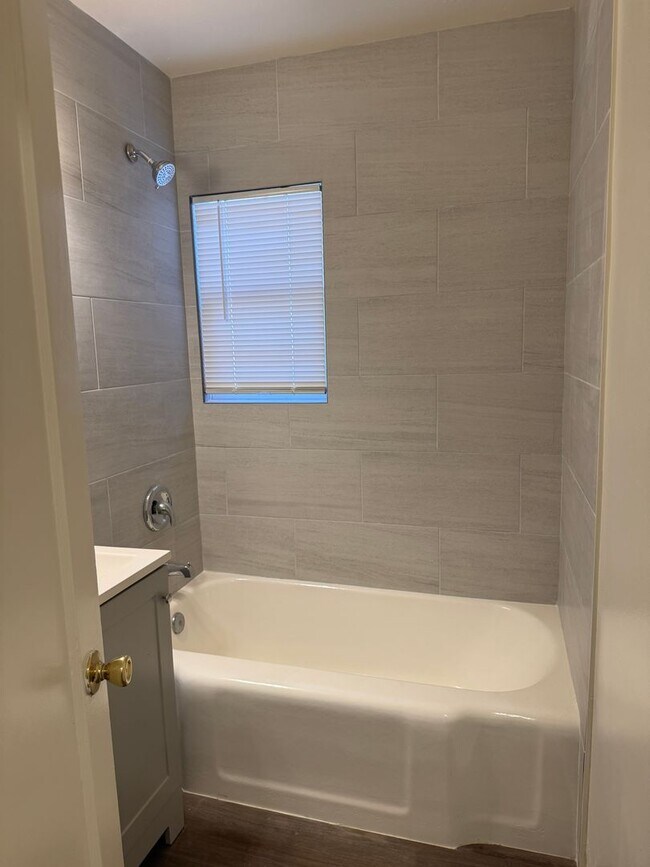 Building Photo - 1 Bedroom 1 bath apartment