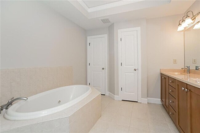 Building Photo - 1381 Parkview Ln