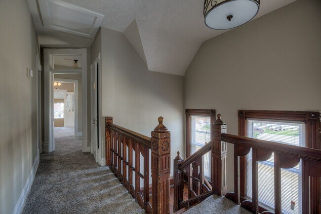 Building Photo - 5 Bedroom 2.5 Bath Midtown Home