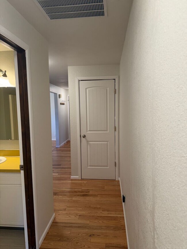 Building Photo - Updated 3-bedroom, 2-bathroom house in desirable Thurston neighborhood!