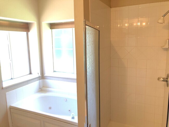 Building Photo - 4 bed in Putnam City! New luxury plank flooring , carpet , paint and new electric range!