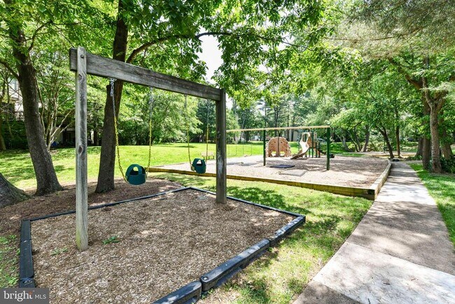 Building Photo - 2107 Golf Course Dr
