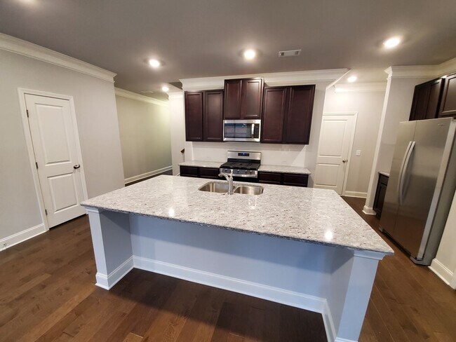 Building Photo - Charming 3-Bedroom Townhome with Stylish F...
