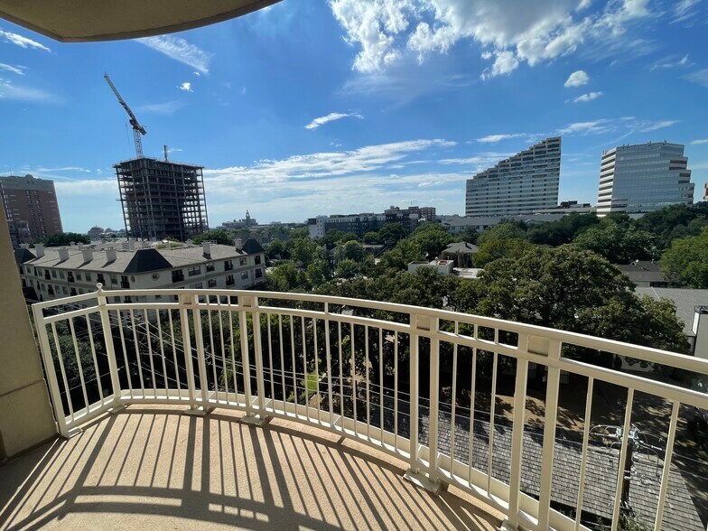 Building Photo - 3225 Turtle Creek Blvd