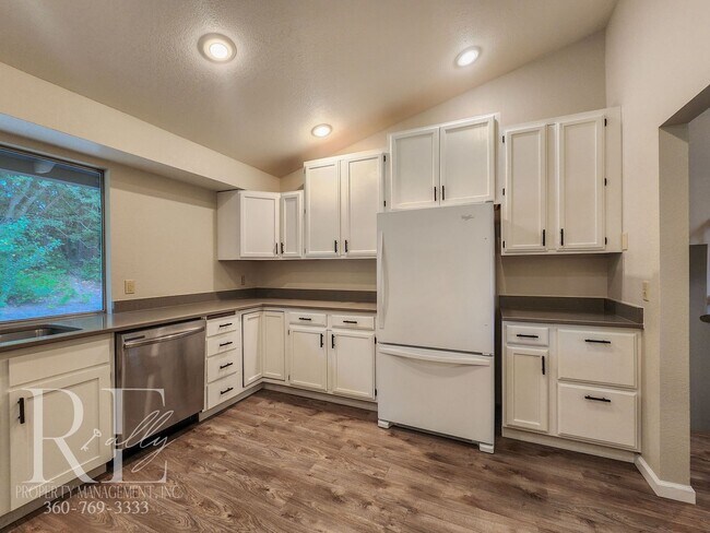 Building Photo - Spacious Tri-Level in East Bremerton | Cor...