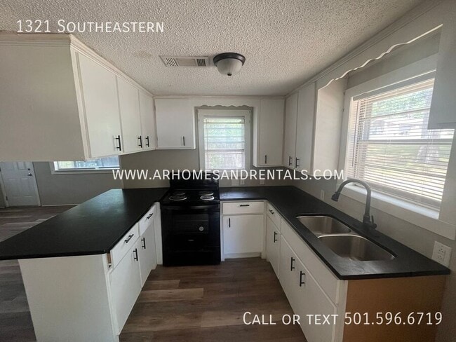 Building Photo - 1321 Southeastern-