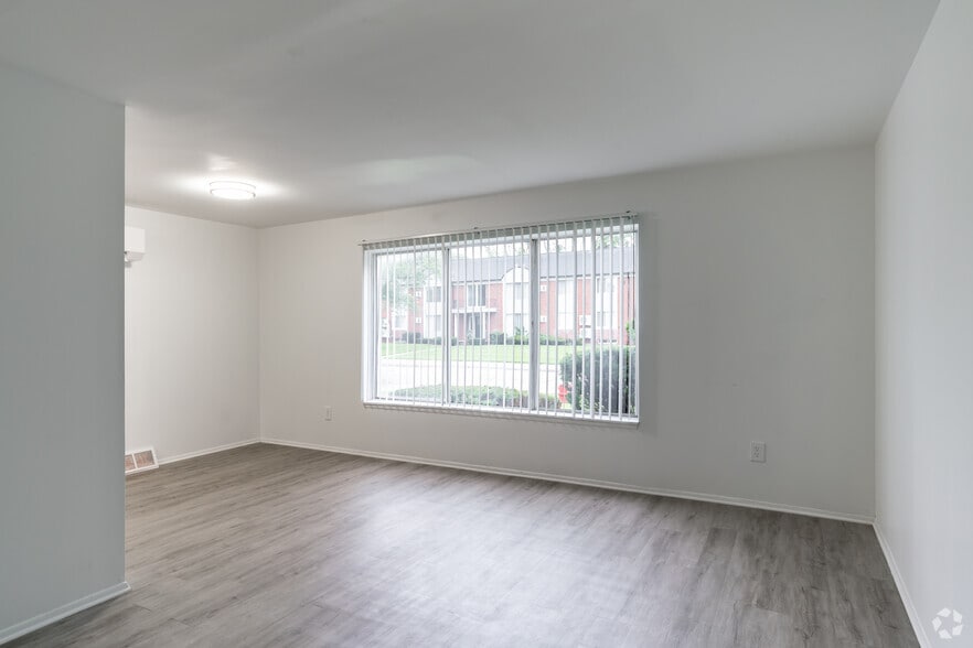 1BR, 1BA - 665SF - Carriage Park Apartments - Dearborn Heights, MI