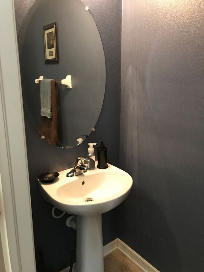 Building Photo - 2 Bedroom 2.5 Bathrooms Luxury Townhome in...