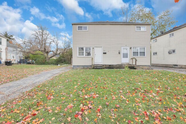 Building Photo - 898-900 Racine Ave