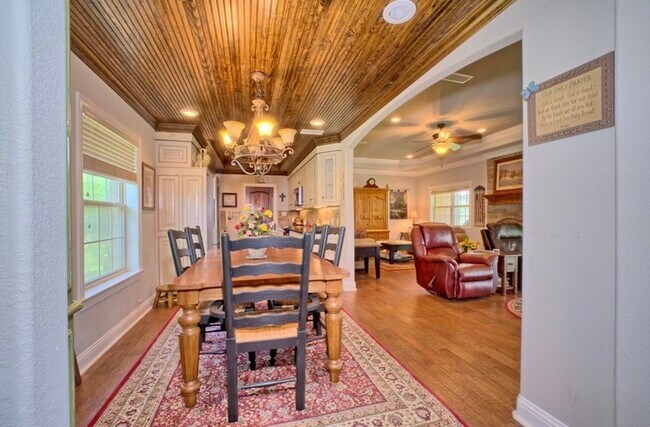 Building Photo - 7618 TX-87