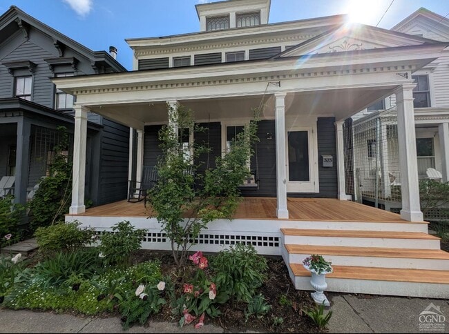 Primary Photo - 323 Union St