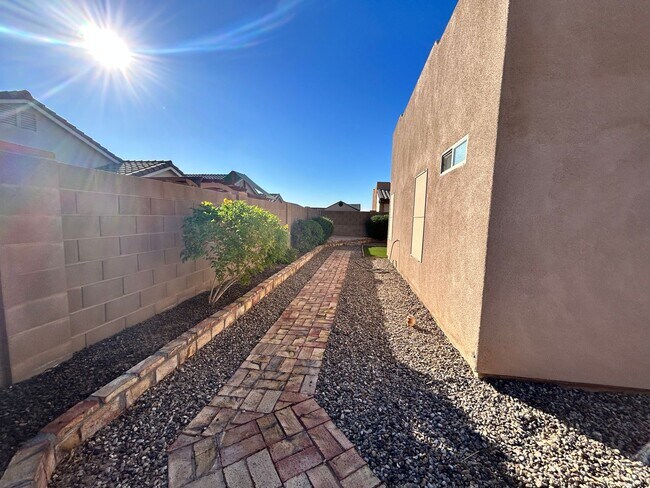 Building Photo - Beautiful Southwestern-Style Home in El Rancho Encantado