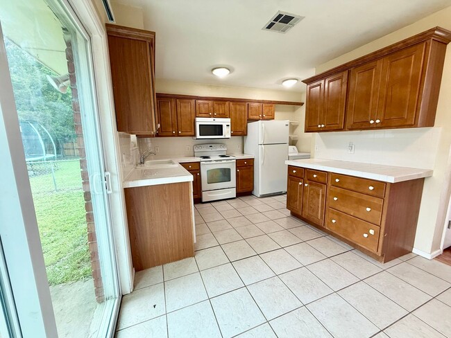 Building Photo - Cute Home w/Great Yard!