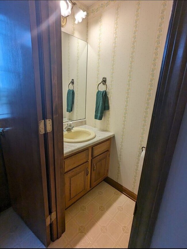 Building Photo - Charming and Convenient Townhome for Rent....