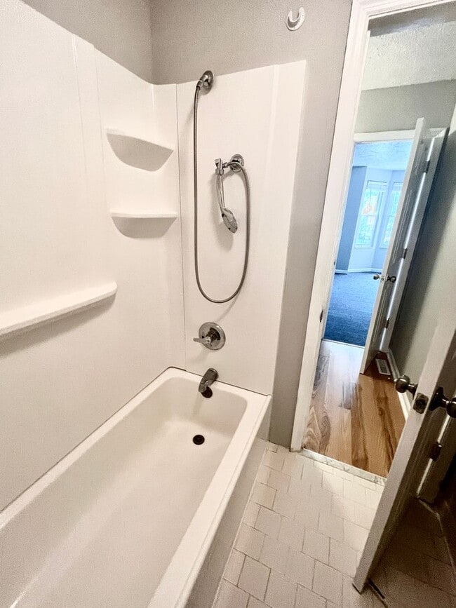 Building Photo - Spacious 2 bedroom/1.5 bathroom Donelson t...