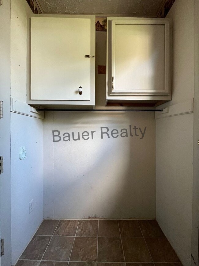 Building Photo - Three Bedroom Near Brookside Park