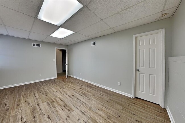 Building Photo - 351 Robin Hood Dr