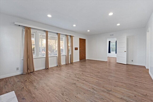 Building Photo - 336 W Hillcrest Blvd