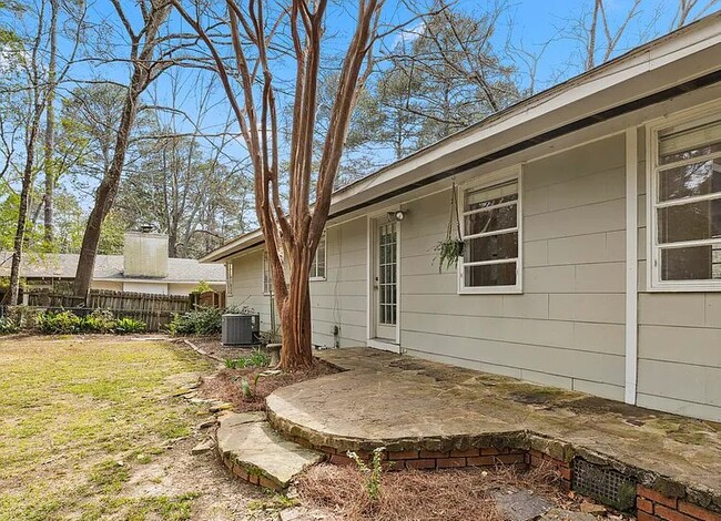 Building Photo - 4346 Manhassett Dr