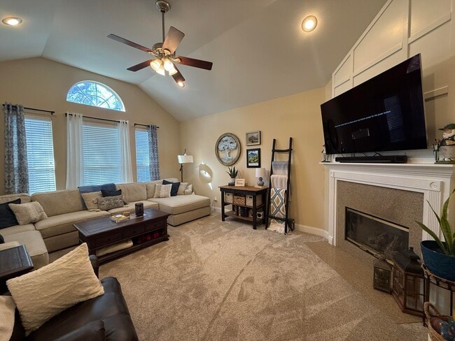 Building Photo - 4410 Windlake Dr