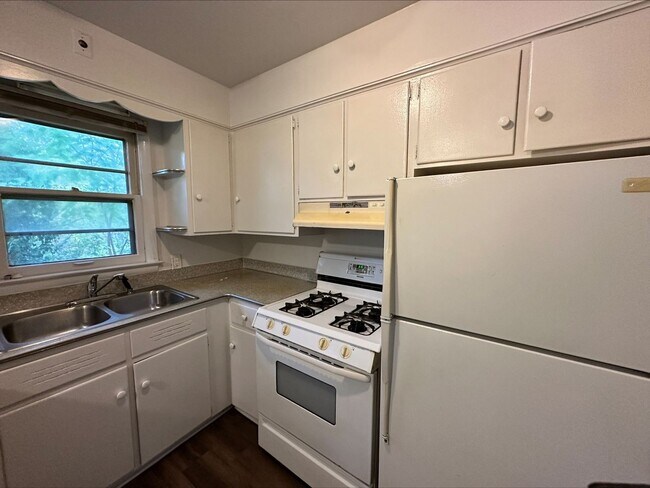 Building Photo - 3729-3731 Oakland Dr