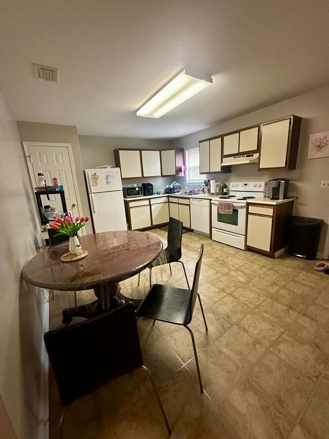 Building Photo - Prime Location Close to Virginia Tech