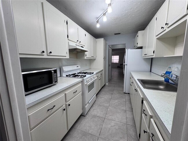 Building Photo - 100 El Camino Dr