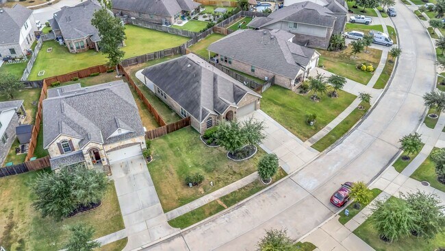 Building Photo - 18739 Laurel Hills Dr