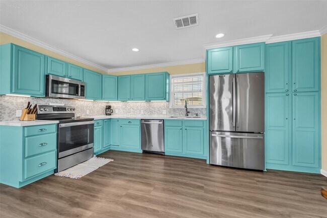 Building Photo - 610 Surf Dr