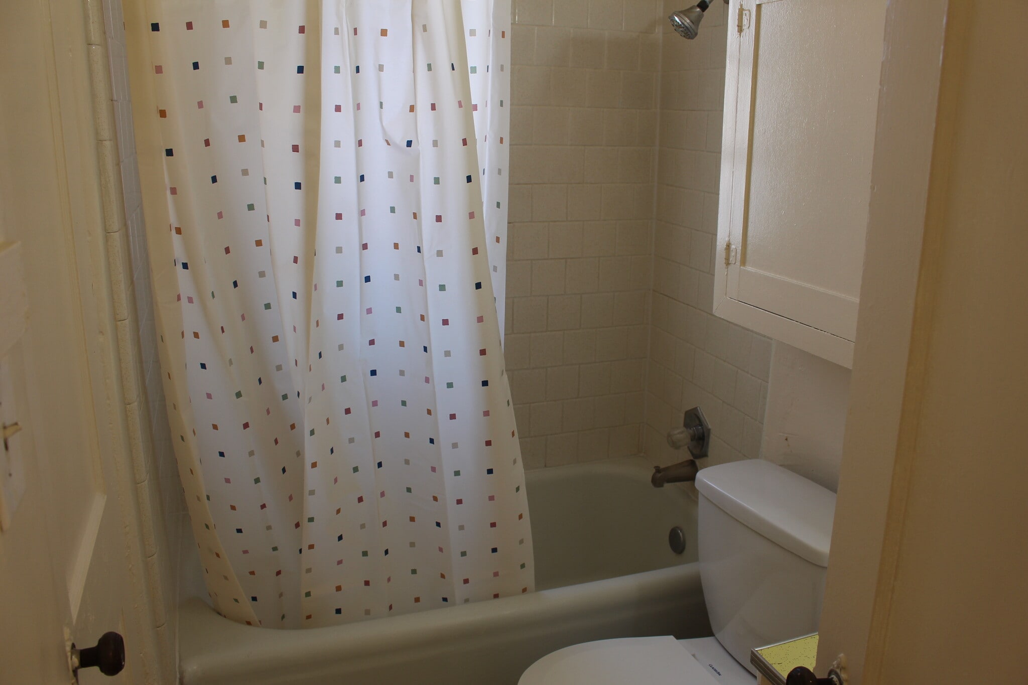 Full Bathroom - 214 Pine St SE